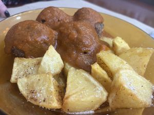 Albóndigas con papas   at Mostaza y Media in Gijon