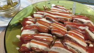 salchipapas con veganesa y ketchup at Mostaza y Media in Gijon