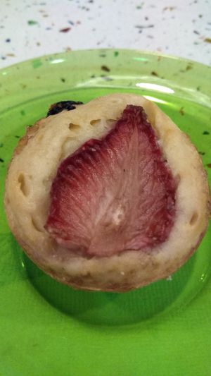 Xoxuelos, pastelitos de fresas y arándanos, rellenos de crema  también de fresa y arándanos. at Mostaza y Media in Gijon