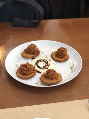 Tortos con picadillo at Mostaza y Media in Gijon