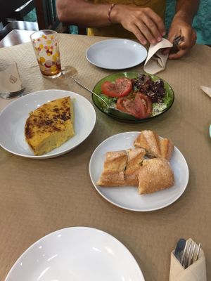 tortilla and salad at Mostaza y Media in Gijon