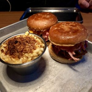 Dirty Chick’n Burger and Mac’n’Cheez! at Dirty Vegan in Stockholm
