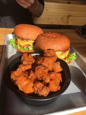 Buffalo wings and Cheez burger at Dirty Vegan in Stockholm