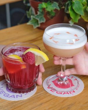 Alcohol free cocktail and Whiskey Sour at Dirty Vegan in Stockholm