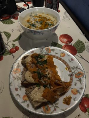 Crema de coliflor y puerro, tostadas con hummus  at Casa da Horta in Porto