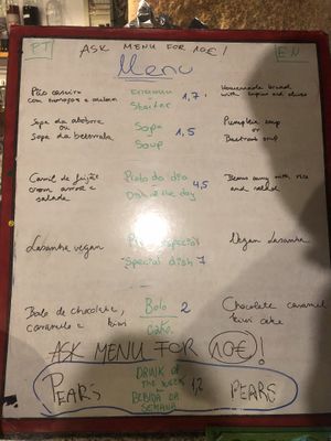 O menu está perto do balcão num quadro branco   at Casa da Horta in Porto