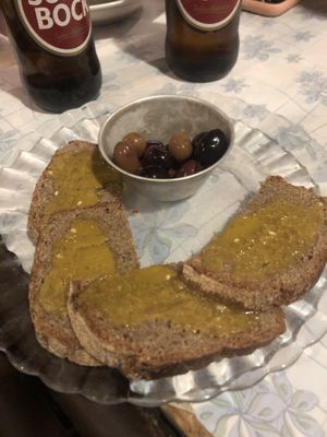 Pão com azeitonas como entrada   at Casa da Horta in Porto
