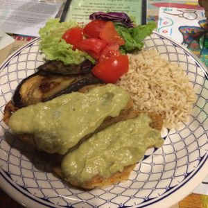 seitan frito con arroz y ensalada, con crema de brócoli at Casa da Horta in Porto