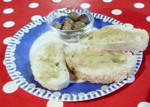 olives, bread with olive oil (appetizers) at Casa da Horta in Porto