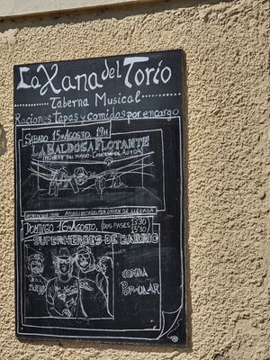 Parece ser que hacen música en directo. Un camarero "Isra" muy majo nos atendió muy amable at La Xana del Torio in Pedrun De Torio