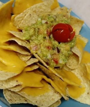 Nachos con guacamole y cheddar vegano 🥑🍅🌶️ at Garden in Ferrol