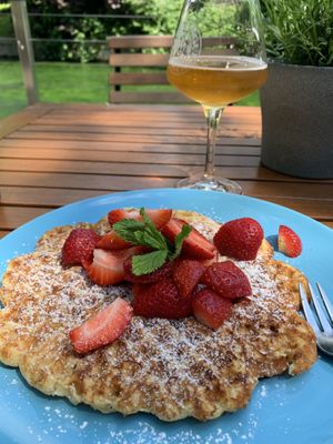 Süße vegane Waffel mit Erdbeeren. at Mühlencafe in Paderborn