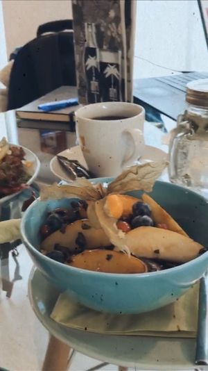 Saisonale Bowl mit Hirse und karamelisierten Birnen, Café im Hintergrund at Mühlencafe in Paderborn