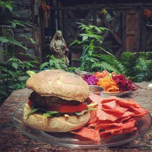 Burger Provençal au quinoa et hummus at La Lumiere du Mile End in Montreal