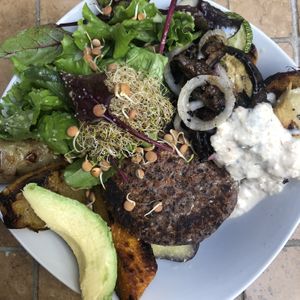 Hamburgeres in a plate at Herbívoro in Arequipa