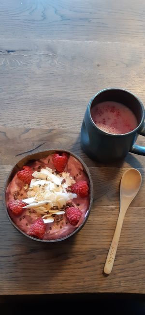 Pink pitaya sky smoothie og pink pitaya & strawberry latte at Matcha Bar in Copenhagen