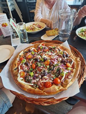 Vegan pizza (my parents are having a non vegan salad) at Peppes Pizza in Geilo