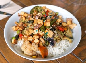 Rice with stir-fried vegetables at Molybagert Végétale Normandie  in Trouville-sur-mer