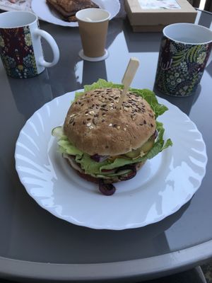 Vegan burger   at Molybagert Végétale Normandie  in Trouville-sur-mer