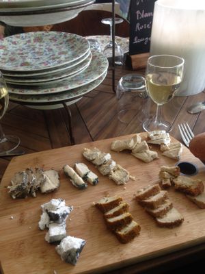 Vegan cheese plate and vegan wine at Molybagert Végétale Normandie  in Trouville-sur-mer