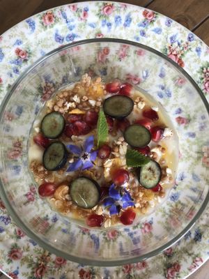 Très bon dessert de yaourt et granola aux fleurs at Molybagert Végétale Normandie  in Trouville-sur-mer