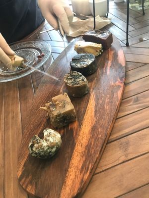 Dégustation de fromages vegans fraîchement arrivés dans la boutique ! Une tuerie !!  at Molybagert Végétale Normandie  in Trouville-sur-mer