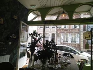 La vue par la fenêtre du restaurant at Molybagert Végétale Normandie  in Trouville-sur-mer