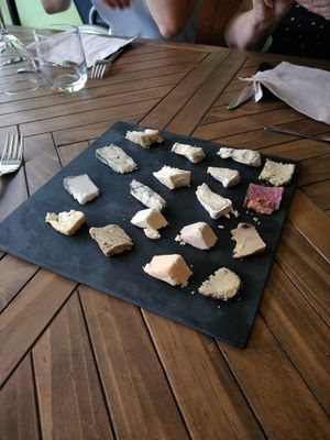 Plateau dégustation fromages vegan at Molybagert Végétale Normandie  in Trouville-sur-mer