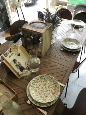 Table at Molybagert Végétale Normandie  in Trouville-sur-mer