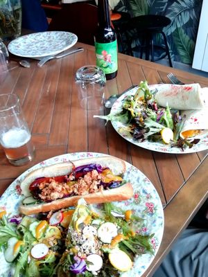 Hot dog et wrap avec une petite sauce à la moutarde at Molybagert Végétale Normandie  in Trouville-sur-mer