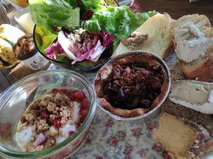 Belle assiette de brunch at Molybagert Végétale Normandie  in Trouville-sur-mer