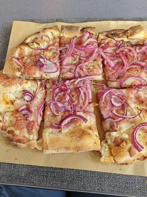 Pinsa carbonara at Palette in Torremolinos