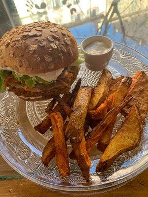 Vegan burger at Why Not Us Coffee in Marseille