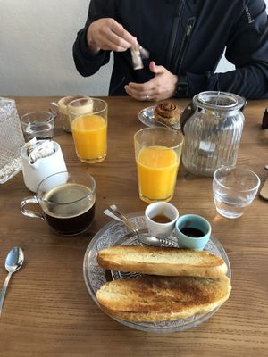 2 breakfast options at Why Not Us Coffee in Marseille