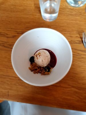 Hafer-Zimt Eis mit Blaubeersauce und Hafercrumble at FREA in Berlin