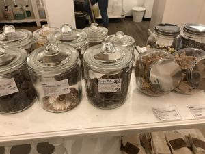 Sweets (vegan options labeled) at Priska's Unverpacktladen in Mannheim