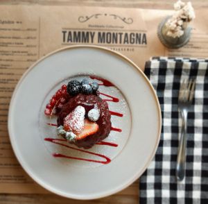 Mini bolo vegano de chocolate com frutas vermelhas at Tammy Montagna in Sao Paulo