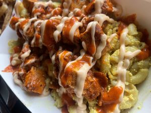 Buffalo chikun mac n cheeze   at Evolve Modern Vegan Kitchen in Daytona Beach