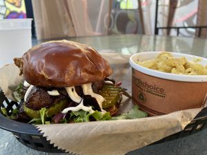 Burnt Ends sandwich and Mac & cheese  at Evolve Modern Vegan Kitchen in Daytona Beach