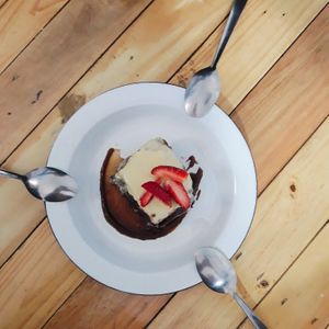 Bolo de melado com recheio de doce de leite e cobertura de chocolate branco at Urbã Cozinha Vegana in Sao Paulo
