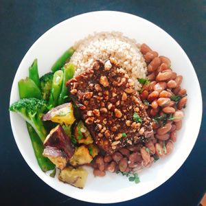 Tofu com crosta de castanhas, verduras salteadas, arroz cateto e feijão rajado at Urbã Cozinha Vegana in Sao Paulo