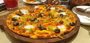 Veggielicious Pizza at Earth Cafe @ Waterfield in Mumbai