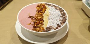 Berry smoothie bowl at Earth Cafe @ Waterfield in Mumbai