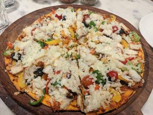 Vegan cheese pizza at Earth Cafe @ Waterfield in Mumbai