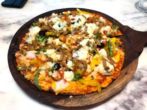Viggilicious pizza with meet shreds at Earth Cafe @ Waterfield in Mumbai