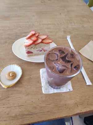Strawberry cake with an iced cocoa at Hanmin's 한민이의 in Busan