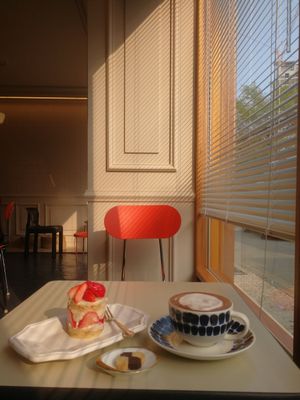 chocolate latte and strawberry cake at Hanmin's 한민이의 in Busan