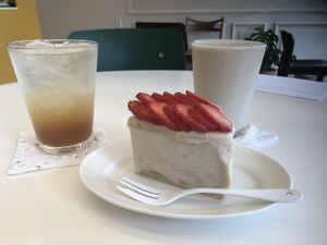 Plum ade, banana and date smoothie, strawberry cream cake (seasonal) at Hanmin's 한민이의 in Busan