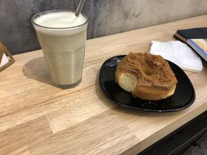 Matcha terrible et donut speculoos absolument délicieux  at COCO Donuts in Brussels