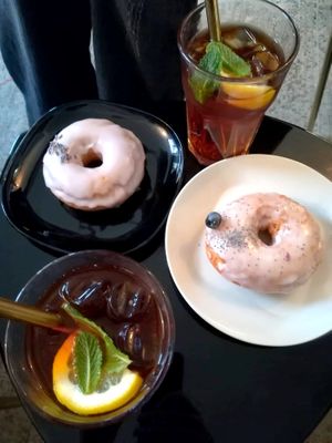 Donut au citron et à la violette + 2 thé glacés maison at COCO Donuts in Brussels